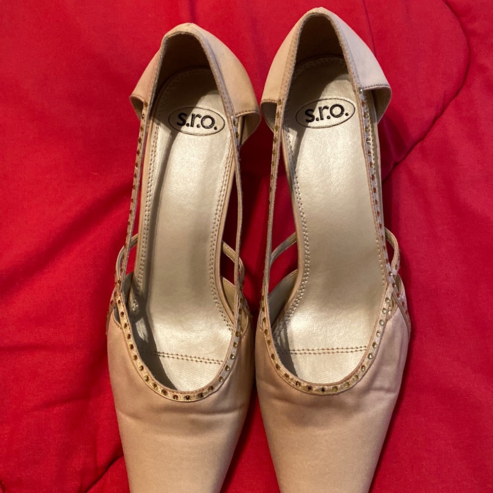 Tan 1in heel with rhinestones